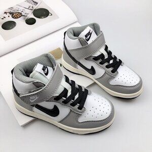 Nike SB Dunk Low Low-Top Sneakers In White And Gray